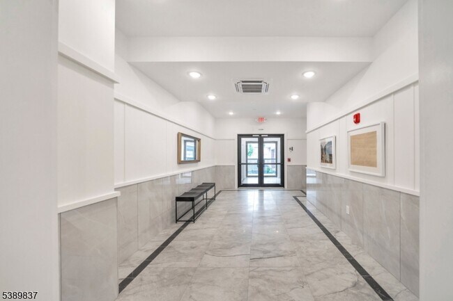 Building Photo - 70 Ridgedale Ave
