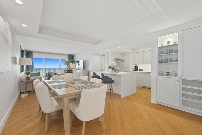 Building Photo - Naples Continental - Condo on the beach!!