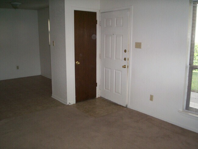 Building Photo - 2205 Botanical Dr