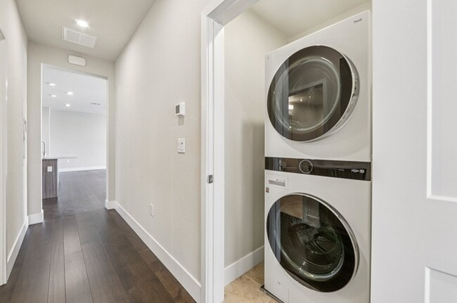 Building Photo - Demqqw