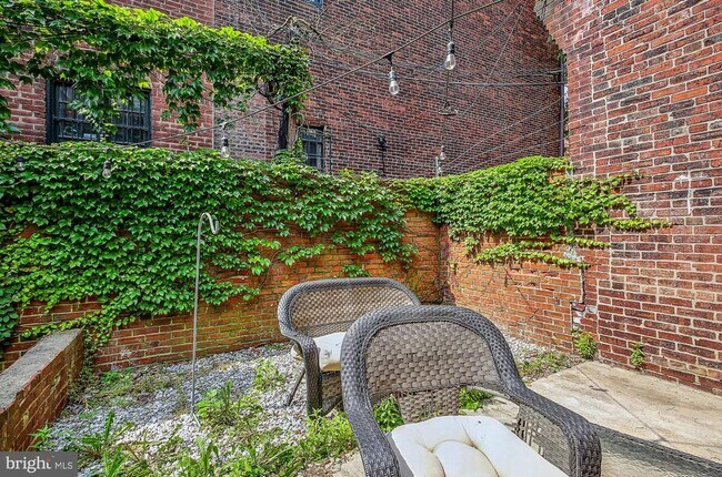 Building Photo - 2132 Pine St