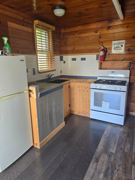 When you first walk in/ kitchen area - 286 Mount Vernon Rd