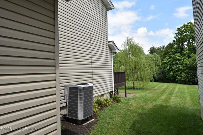 Building Photo - 10407 Pinoak View Dr