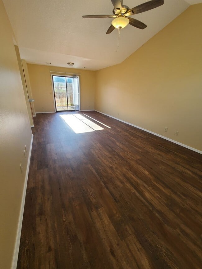 Building Photo - Large One Bedroom