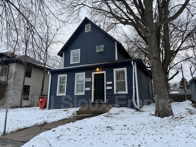 Building Photo - 609 S Spring Ave