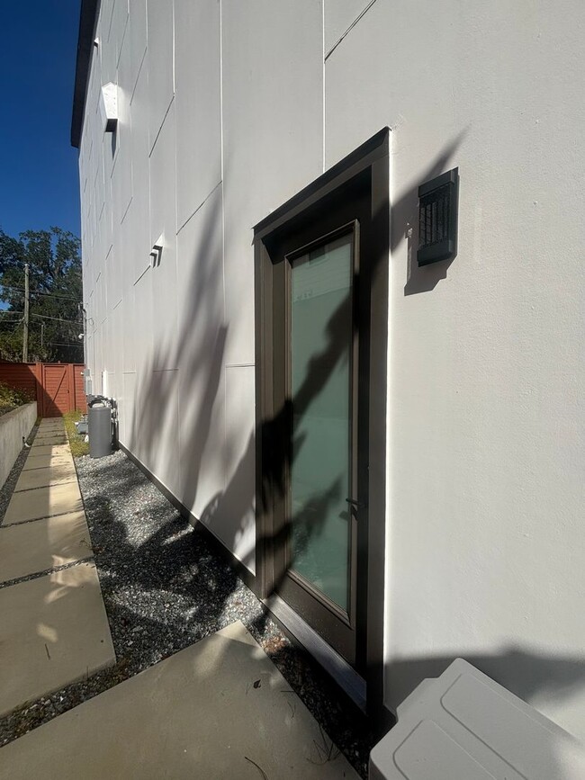 Building Photo - 1Bd/1Ba in the HEART of Midtown! FULLY FURNISHED! Perfect for travelling Nurses or Students!