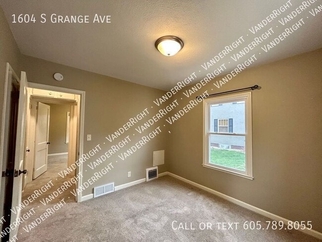 Building Photo - 1604 S Grange Ave