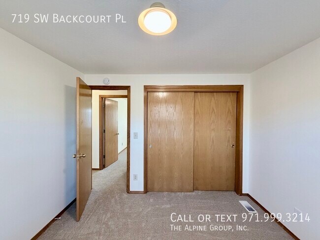 Building Photo - 719 SW Backcourt Pl