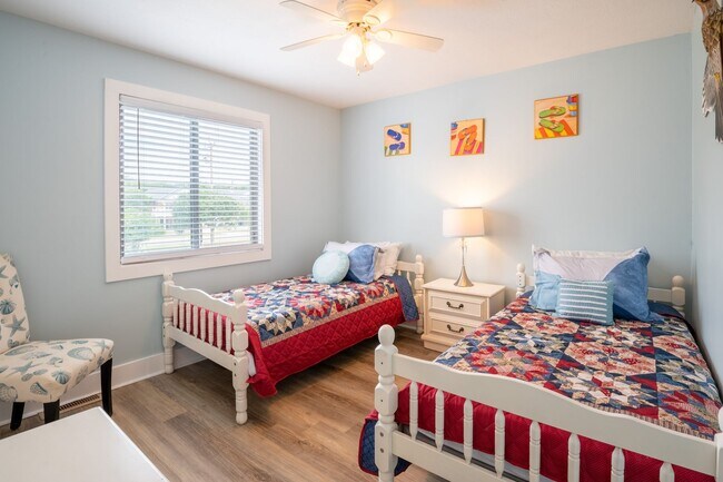 Building Photo - PERFECT OFF-SEASON MONTHLY "WORK FROM HOME" LOCATION NOW AVAILABLE