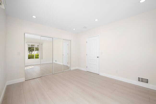 Building Photo - 729 Glenmore Blvd