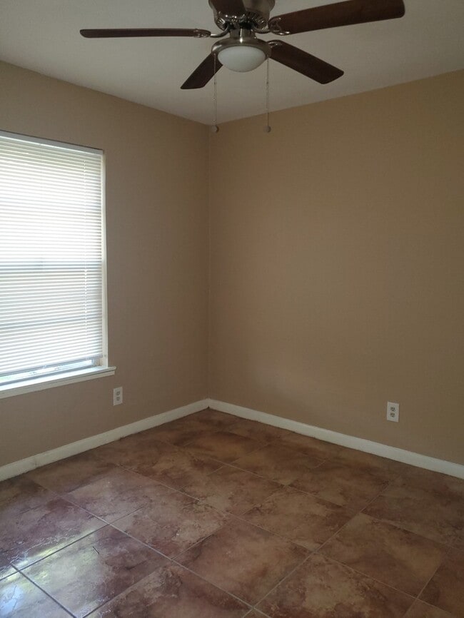 Building Photo - 814 E Ebony Dr