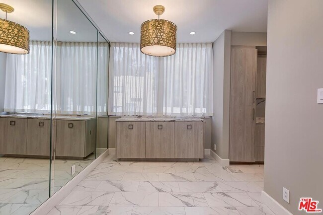 Building Photo - 323 N Palm Dr