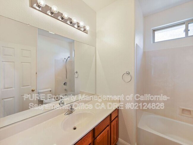 Building Photo - 1732 Bamboo St
