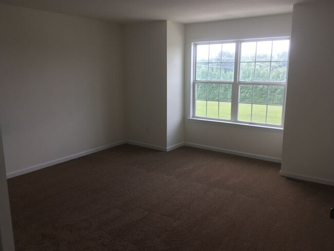 Building Photo - Room for a large family!