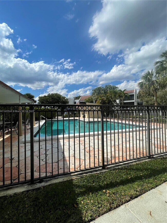 Building Photo - 210 Lakeview Dr