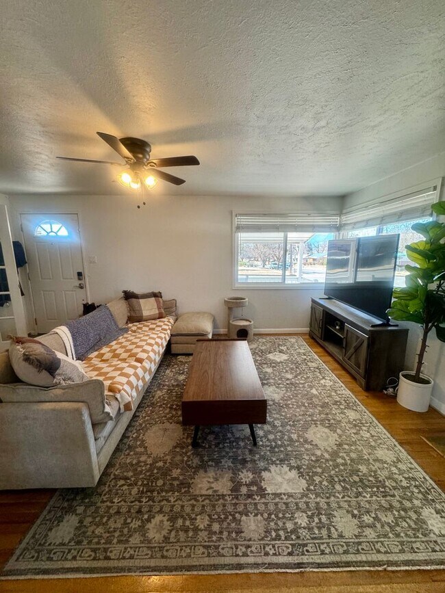 Building Photo - Charming 3 Bedroom in Knob Hill with views of Pikes Peak