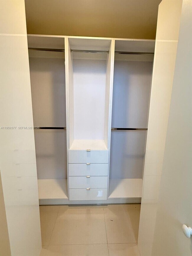 Building Photo - 600 NE 27th St