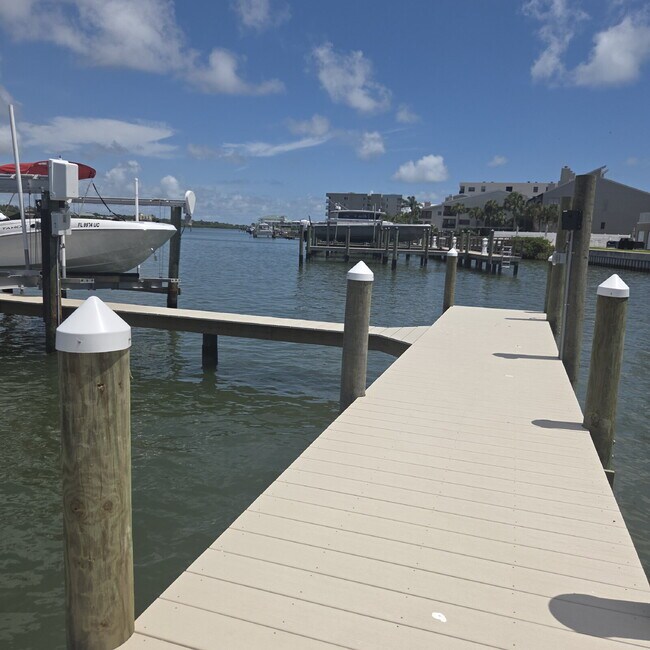 Building Photo - Gorgeous 2/2 condo at Indian Shores