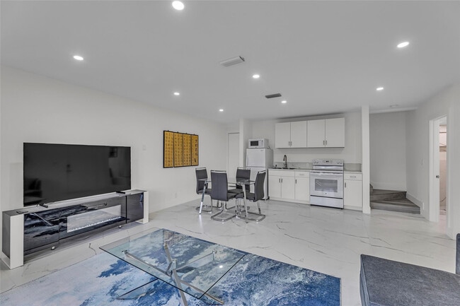 Building Photo - 616 3rd Key Dr