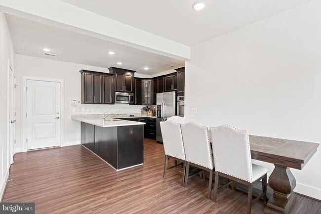 Building Photo - 44730 Tiverton Sq