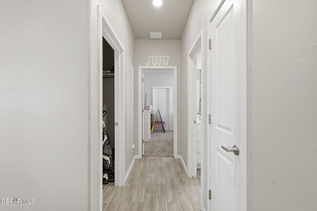 Building Photo - 1052 Summer Breeze Pl