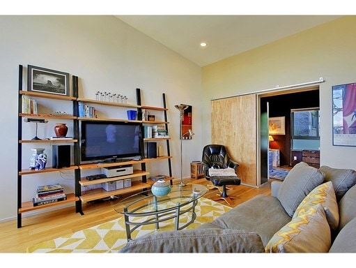 Building Photo - Modern 2 Bed + Den Madison Valley Townhouse!