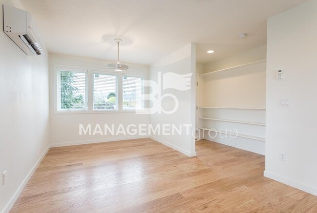 Building Photo - Light & Bright Newer Duplex Close-in NE Portland!