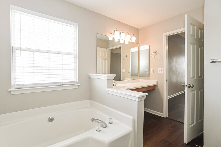 Building Photo - 6833 Tanners Creek Dr