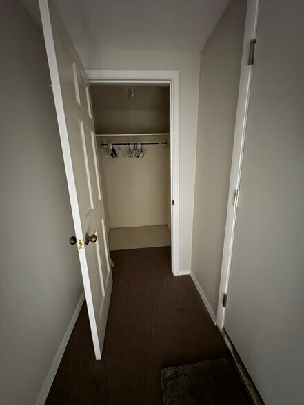 Building Photo - 834 Paris Ave NE