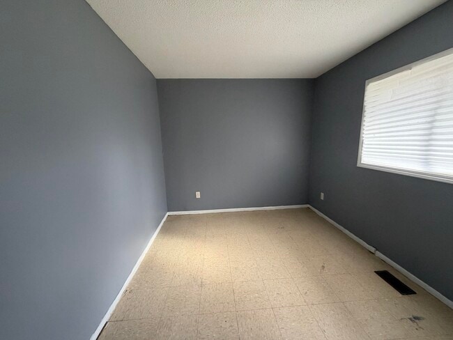 Building Photo - 1003 Shasta-