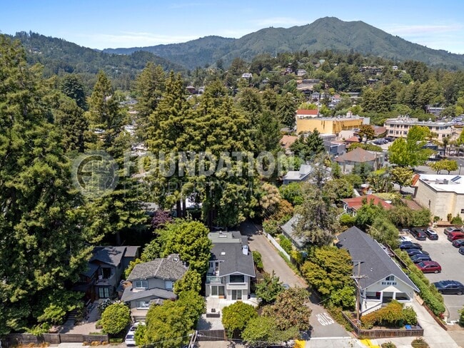 Building Photo - Charming 3 bed/2.5 bath in the heart of do...
