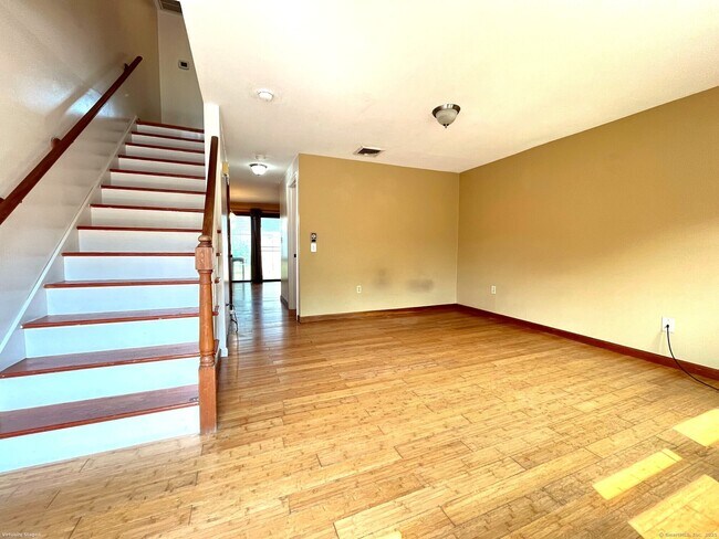 Building Photo - 246 Woodford Ave