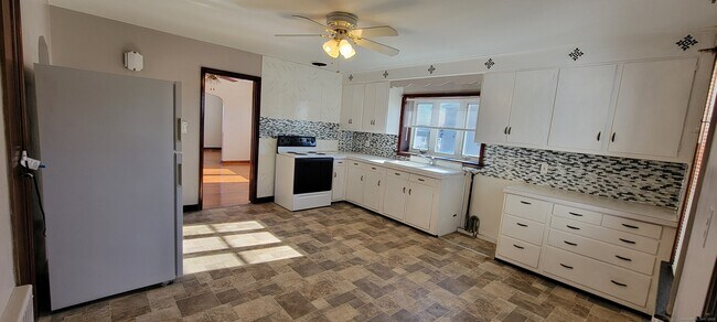 Building Photo - 690 Highland Ave