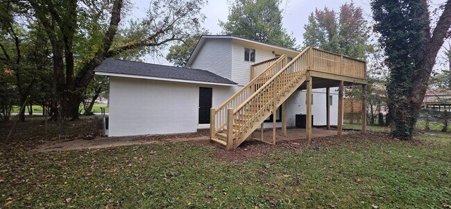 Building Photo - Large Family Home - Move In Ready!