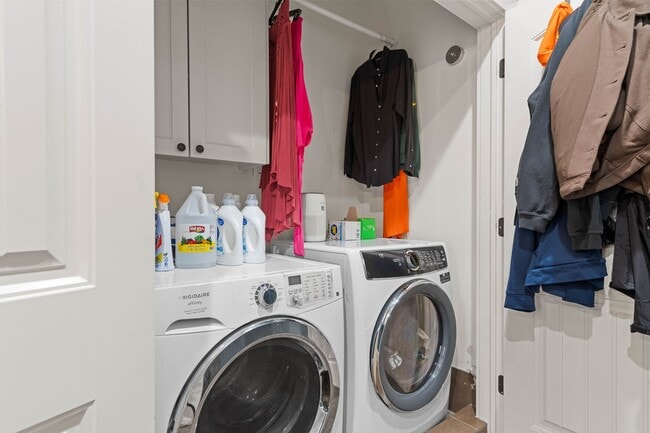 Building Photo - This luxurious townhouse on Cherry St.