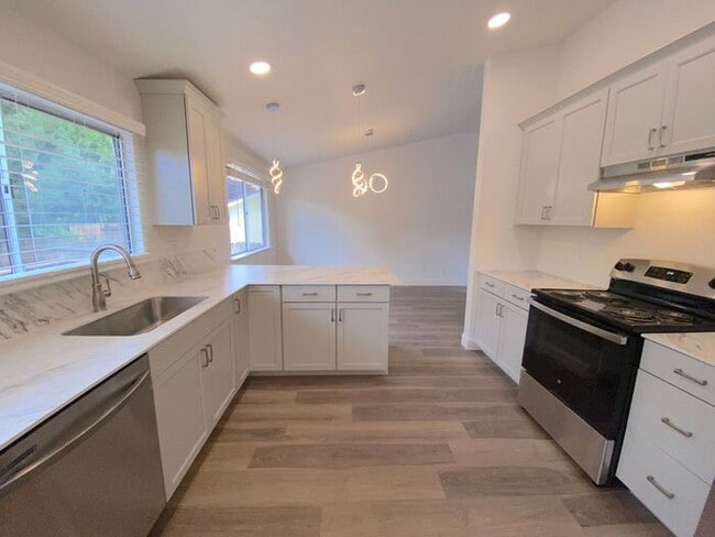 Building Photo - Modern 4 Bedroom, 3 Bath House - Near Died...