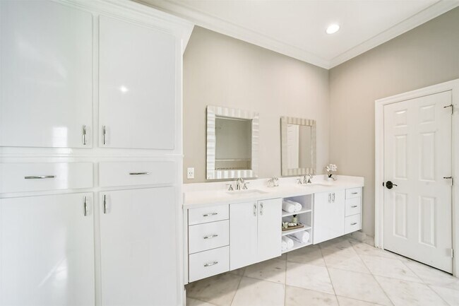 Building Photo - 9660 Fairdale Ln