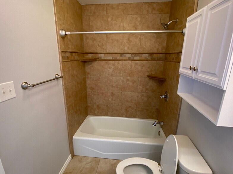 Primary En Suite Bath - 4528 Lanham St