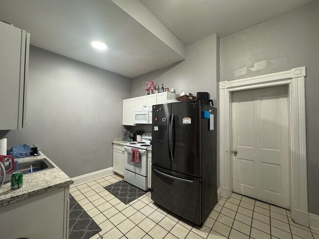 Building Photo - 7 bedroom/ 3bath Mins. from UC + Med Campu...