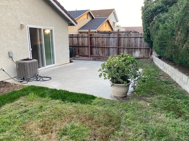 Building Photo - 2343 Lake Forest St