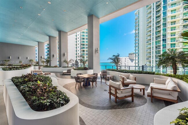 Building Photo - 1300 Brickell Bay Dr