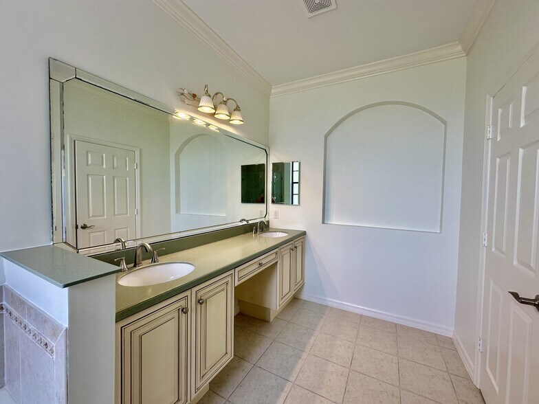 Building Photo - 15031 Summit Pl Cir