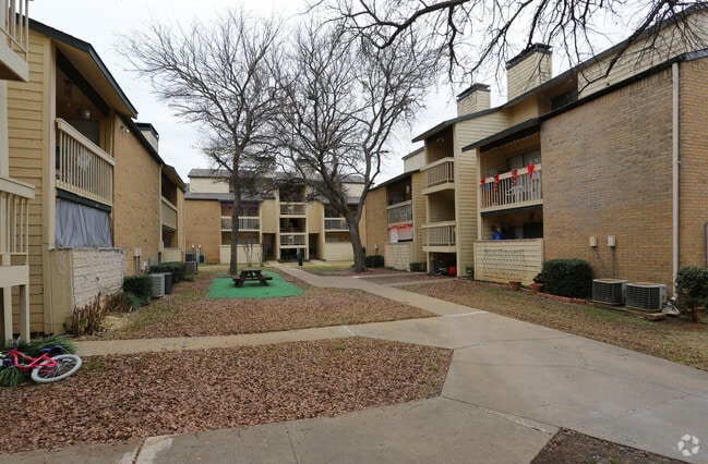 Building Photo - Carriage Park