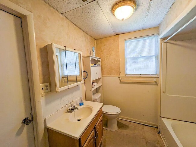 Building Photo - 824 Llano St