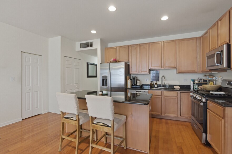 Building Photo - 808 W University Ln