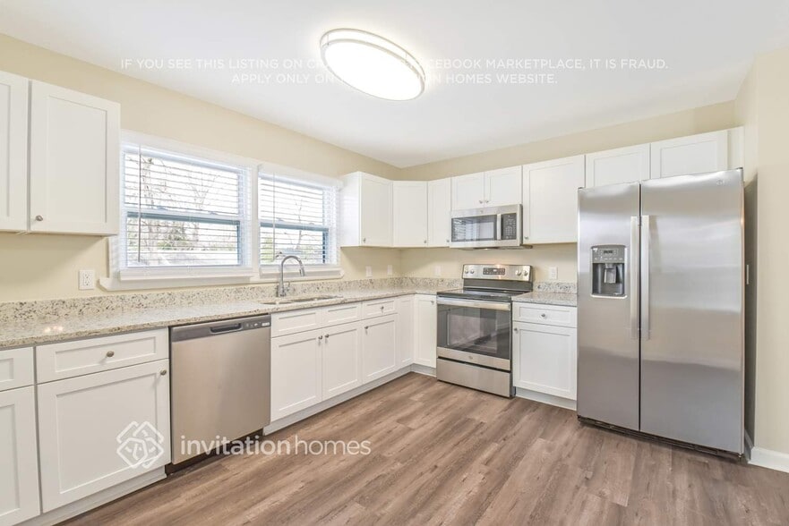 Building Photo - 3332 Bonneville Dr