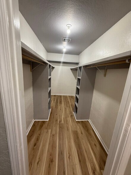 Building Photo - 404 E 9th St