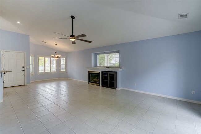 Building Photo - 2 bedroom, 2 bathroom home in Victorian Es...