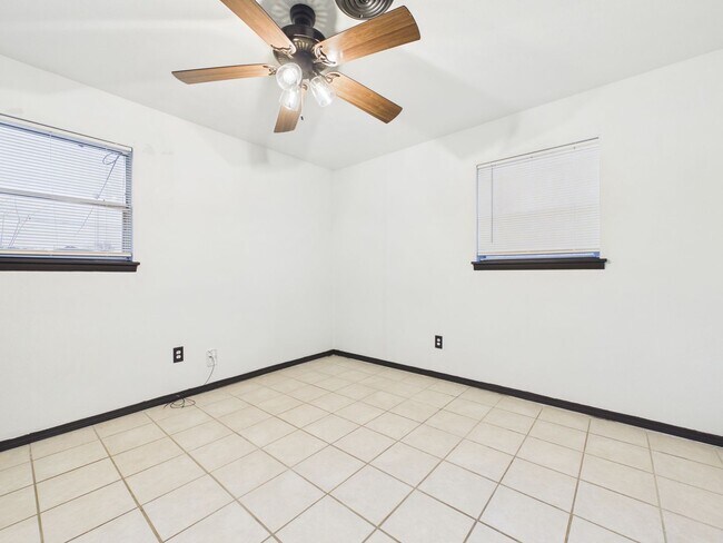 Building Photo - 619 SW 45th St