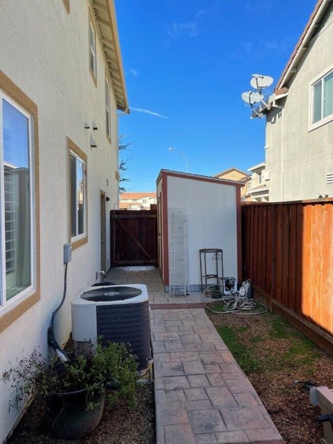 Building Photo - NEWER MODERN HOME BEHIND KAISER VACAVILLE *STAR RENTALS